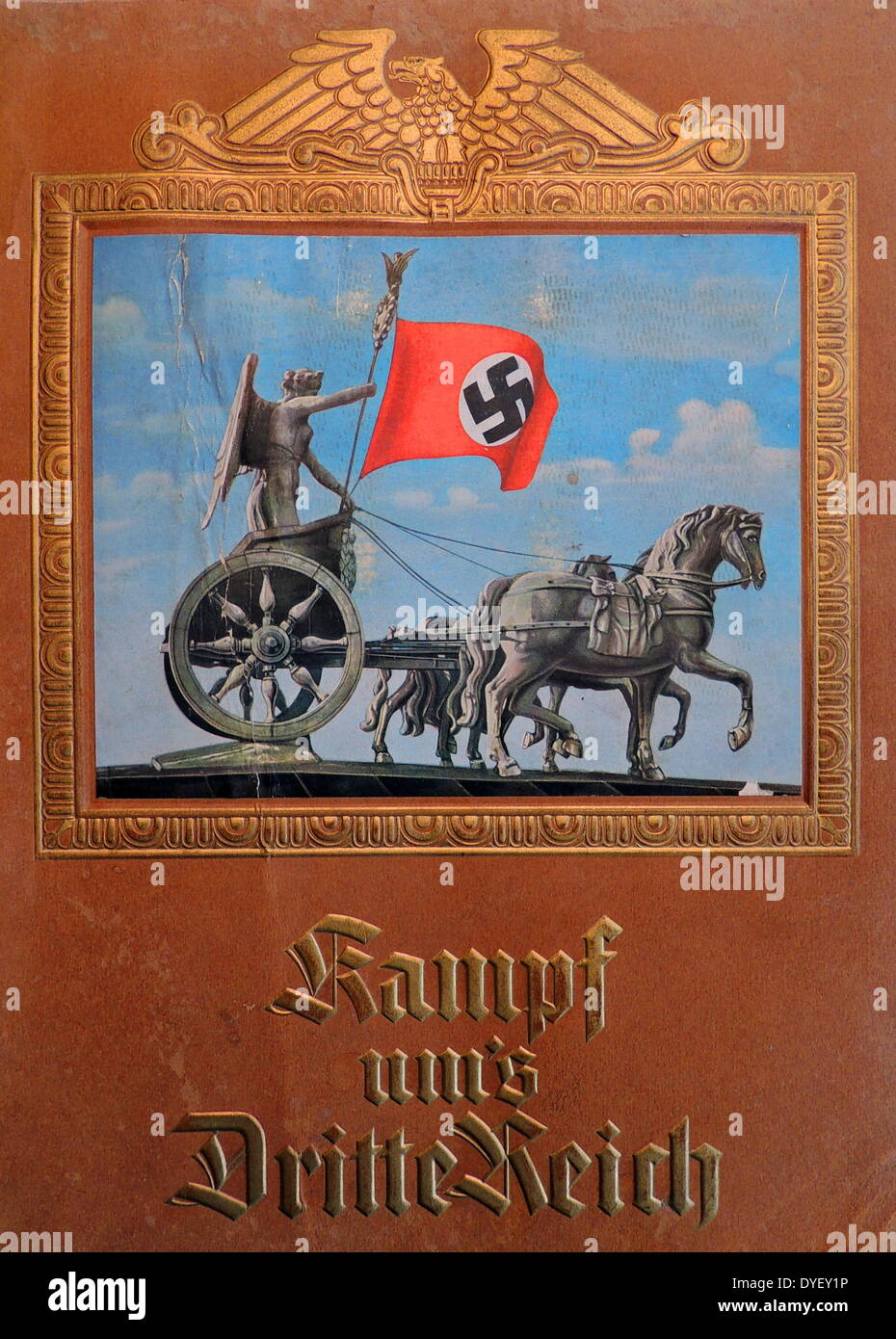 Capot avant droit de Kampf und Dritte Reich publié en 1934. C'est la première édition de la Kampf und Dritte Reich une cigarette card livre de référence établies par l'entreprise de tabac Bilderdienst Cigaretten Dresden. Banque D'Images
