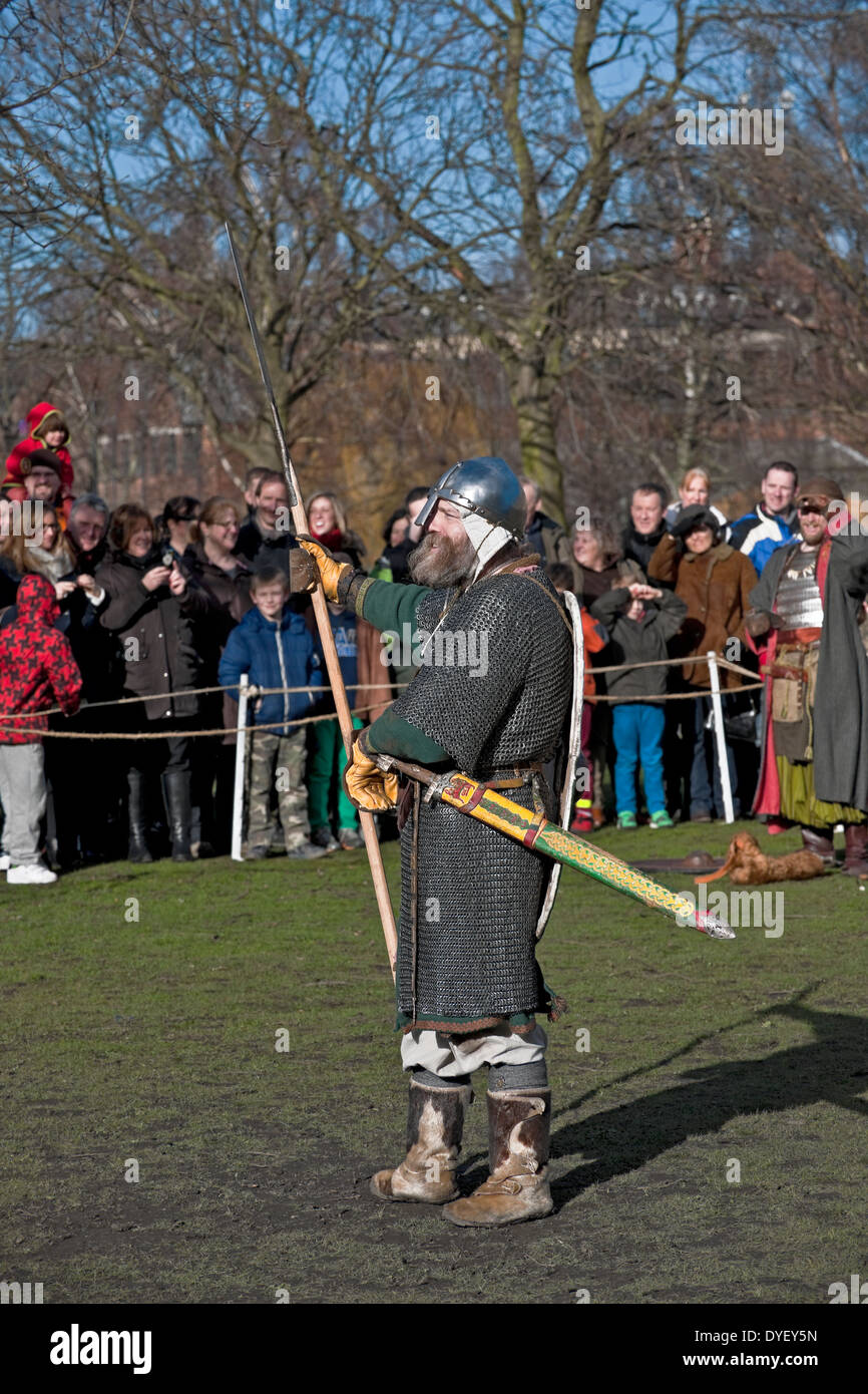 Guerrier homme en costume au Jorvik Viking Festival York North Yorkshire Angleterre Royaume-Uni GB Grande-Bretagne Banque D'Images