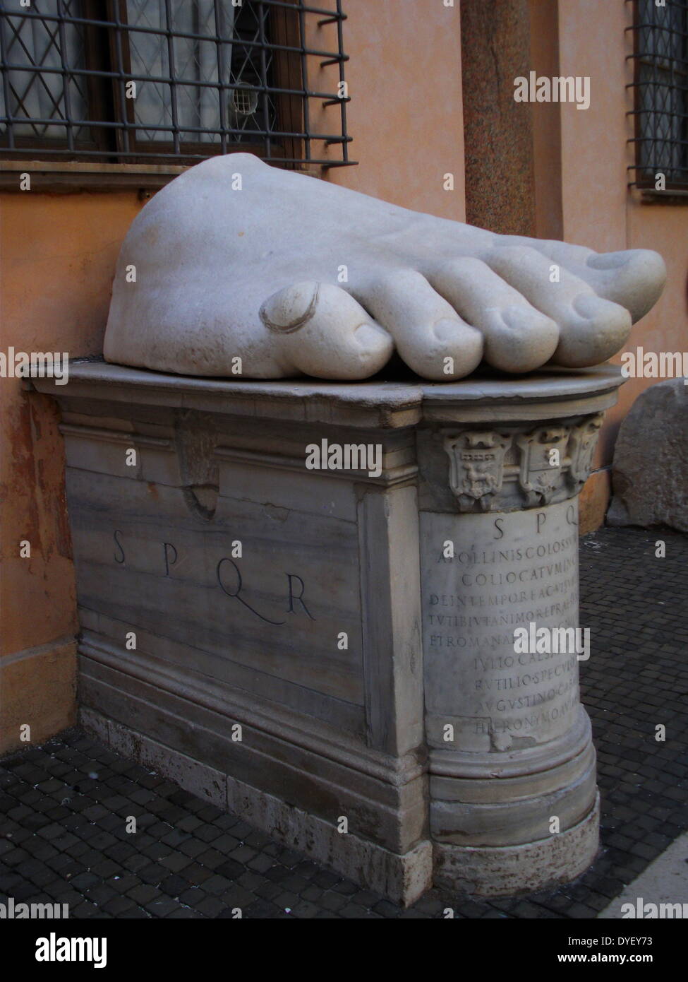 À partir de détails le Colosse de Constantine, un acrolithic statue qui occupait autrefois la basilique de Maxence à Rome. Des portions de cette statue colossale (une tête, un bras, du genou et de la main.) de l'empereur Constantin résident maintenant dans le Palazzo dei Conservatori. Sculpté dans le marbre blanc. Circa 312-315 AD. Banque D'Images