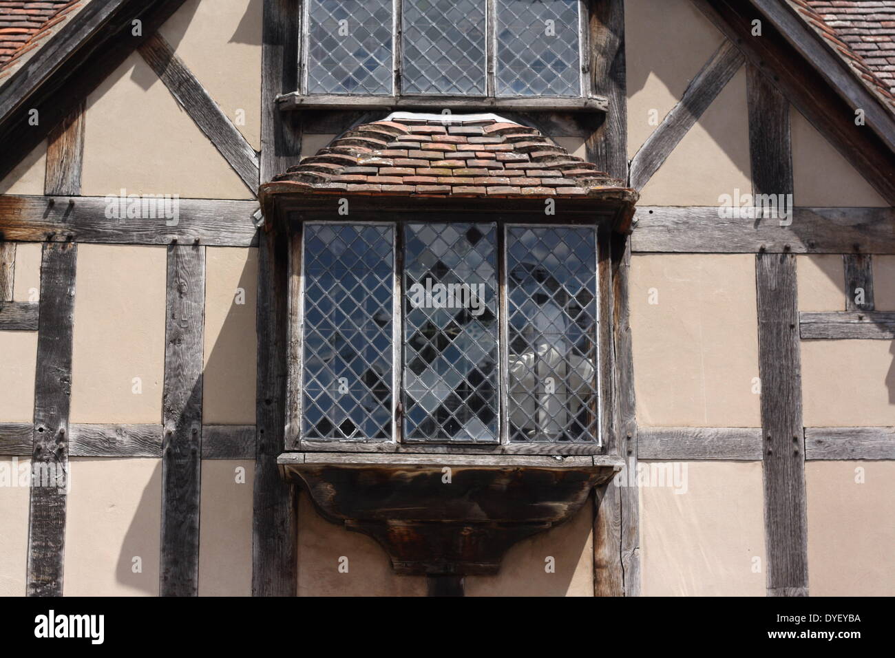 Le lieu de naissance de Shakespeare est un bâtiment restauré du xvie siècle maison à colombages située dans Henley Street, Stratford-upon-Avon, Warwickshire, en Angleterre, où il est dit que William Shakespeare est né en 1564 et a passé son enfance. Il est maintenant un petit musée ouvert au public et une attraction touristique populaire, détenue et gérée par le Shakespeare Birthplace Trust. Banque D'Images