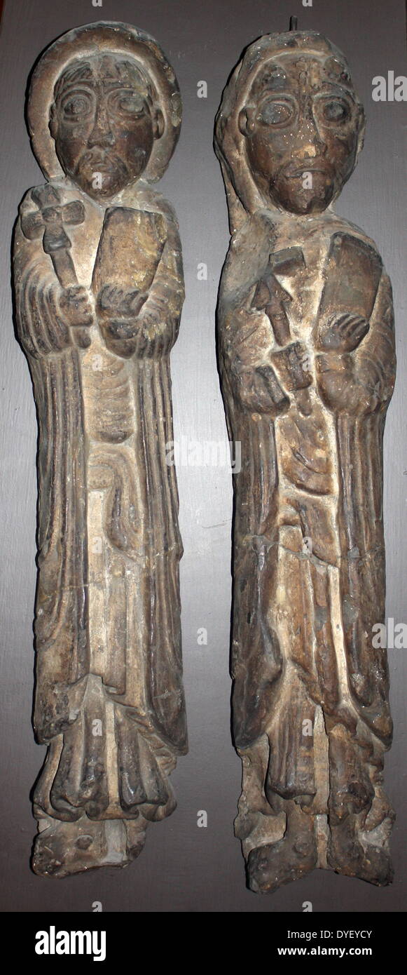 En plâtre, en pierre, de deux apôtres. Années 1150 AD. À partir de la région de Kilpeck Herefordshire. Trouvé dans le choeur arch dans l'église de Faux Faux Marie et David. Banque D'Images