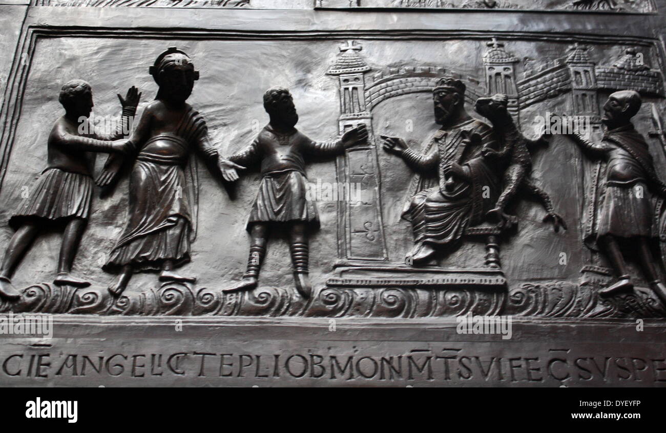 Détail de portes en bronze avec des scènes de l'ancien et le Nouveau Testament en relief. Fait à l'ordre de Saint Bernward, et créé par lui en 1015 à l'église St-Michel, Hildesheim. Ils ont depuis pris de la cathédrale par son successeur. Ce panneau présente le Christ devant Pilate. Banque D'Images