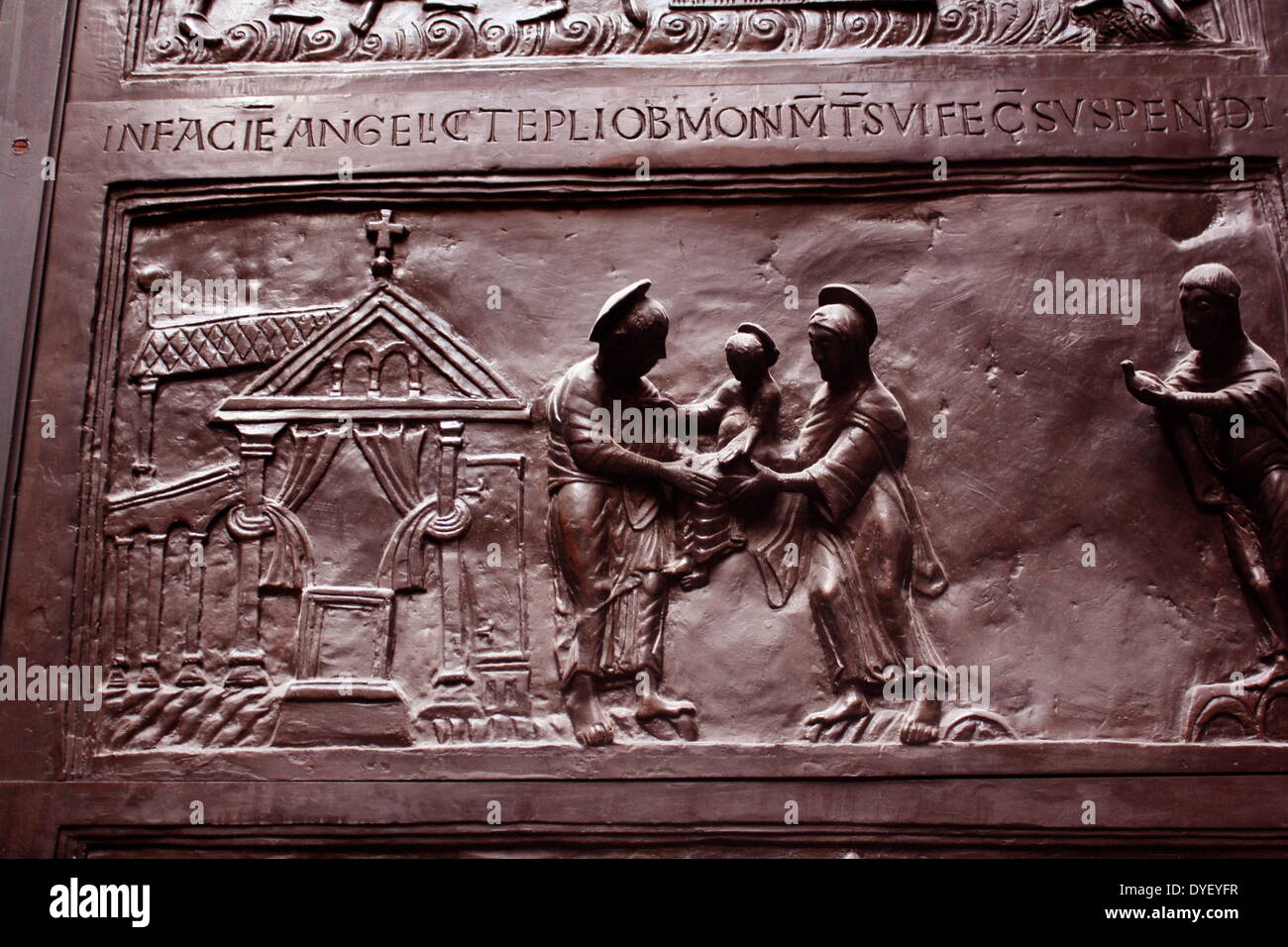 Détail de portes en bronze avec des scènes de l'ancien et le Nouveau Testament en relief. Fait à l'ordre de Saint Bernward, et créé par lui en 1015 à l'église St-Michel, Hildesheim. Ils ont depuis pris de la cathédrale par son successeur. Ce panneau affiche la présentation de Siméon. Banque D'Images