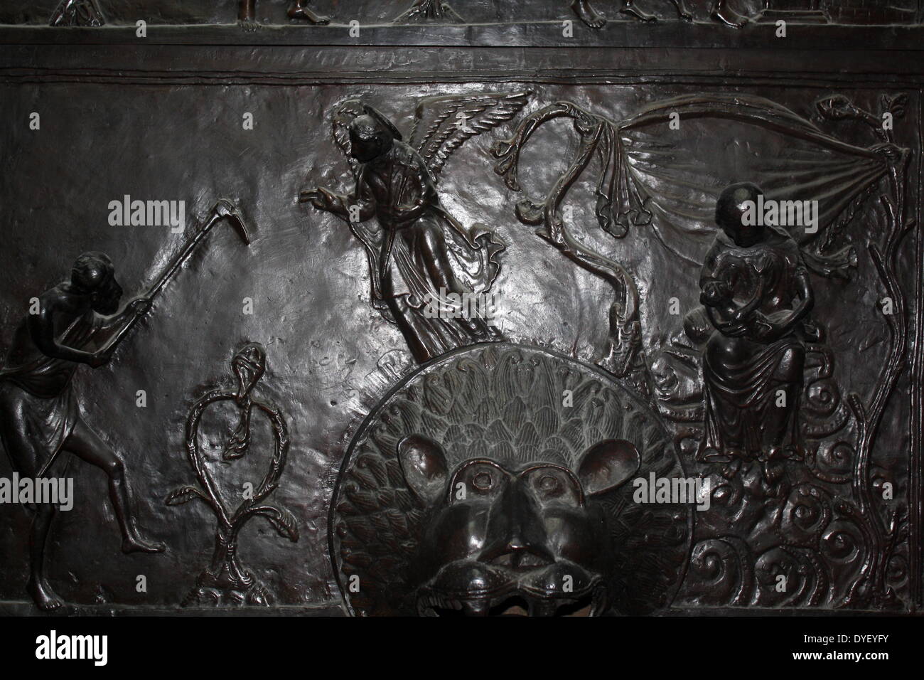 Détail de portes en bronze avec des scènes de l'ancien et le Nouveau Testament en relief. Fait à l'ordre de Saint Bernward, et créé par lui en 1015 à l'église St-Michel, Hildesheim. Ils ont depuis pris de la cathédrale par son successeur. Ce panneau présente les travaux d'Adam et Eve. Banque D'Images