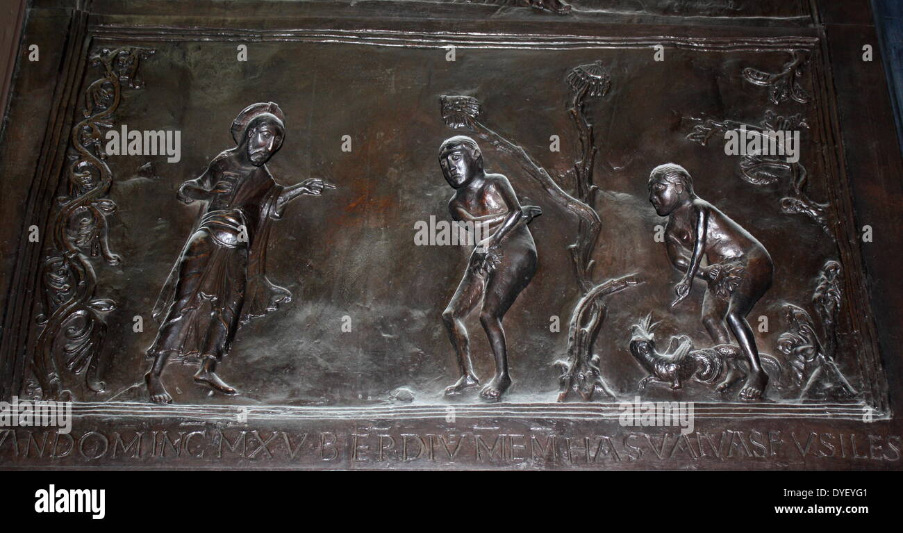 Détail de portes en bronze avec des scènes de l'ancien et le Nouveau Testament en relief. Fait à l'ordre de Saint Bernward, et créé par lui en 1015 à l'église St-Michel, Hildesheim. Ils ont depuis pris de la cathédrale par son successeur. Ce panneau affiche l'Expulsion. Banque D'Images