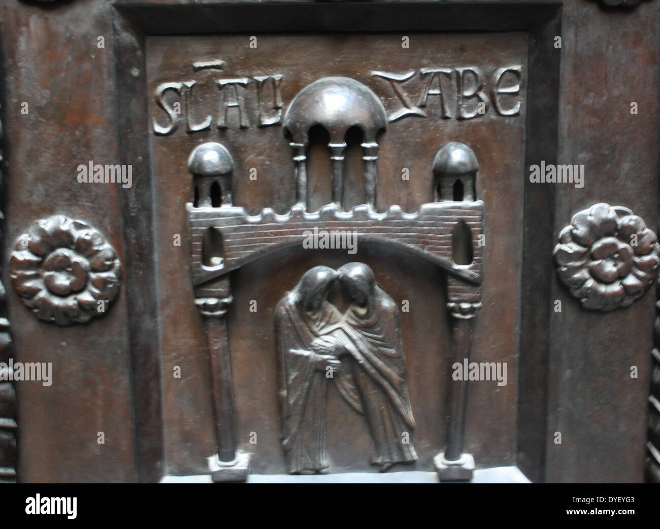 Détail de portes en bronze avec des scènes de l'ancien et le Nouveau Testament en relief. Fait à l'ordre de Saint Bernward, et créé par lui en 1015 à l'église St-Michel, Hildesheim. Ils ont depuis pris de la cathédrale par son successeur. Ce panneau affiche la présentation d'Eve à Adam. Banque D'Images