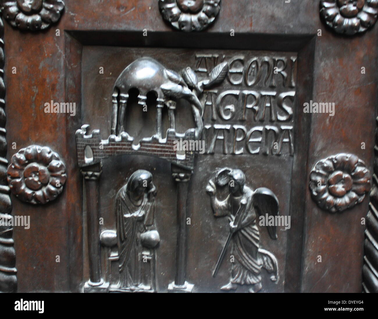 Détail de portes en bronze avec des scènes de l'ancien et le Nouveau Testament en relief. Fait à l'ordre de Saint Bernward, et créé par lui en 1015 à l'église St-Michel, Hildesheim. Ils ont depuis pris de la cathédrale par son successeur. Banque D'Images