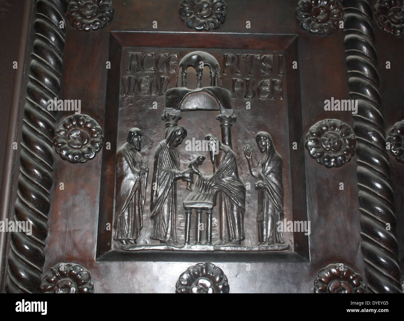 Détail de portes en bronze avec des scènes de l'ancien et le Nouveau Testament en relief. Fait à l'ordre de Saint Bernward, et créé par lui en 1015 à l'église St-Michel, Hildesheim. Ils ont depuis pris de la cathédrale par son successeur. Banque D'Images