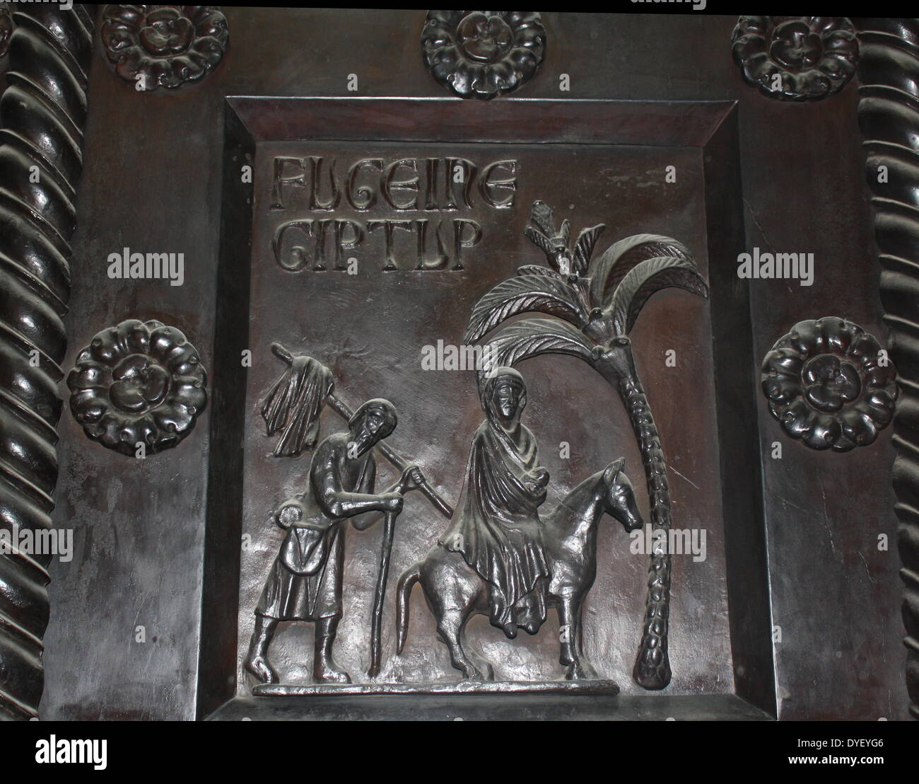 Détail de portes en bronze avec des scènes de l'ancien et le Nouveau Testament en relief. Fait à l'ordre de Saint Bernward, et créé par lui en 1015 à l'église St-Michel, Hildesheim. Ils ont depuis pris de la cathédrale par son successeur. Banque D'Images