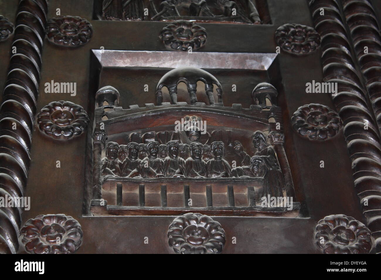 Détail de portes en bronze avec des scènes de l'ancien et le Nouveau Testament en relief. Fait à l'ordre de Saint Bernward, et créé par lui en 1015 à l'église St-Michel, Hildesheim. Ils ont depuis pris de la cathédrale par son successeur. Banque D'Images
