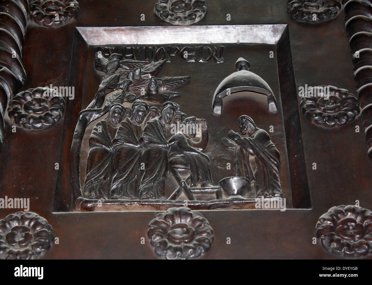Détail de portes en bronze avec des scènes de l'ancien et le Nouveau Testament en relief. Fait à l'ordre de Saint Bernward, et créé par lui en 1015 à l'église St-Michel, Hildesheim. Ils ont depuis pris de la cathédrale par son successeur. Banque D'Images