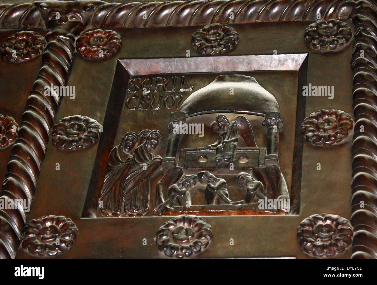 Détail de portes en bronze avec des scènes de l'ancien et le Nouveau Testament en relief. Fait à l'ordre de Saint Bernward, et créé par lui en 1015 à l'église St-Michel, Hildesheim. Ils ont depuis pris de la cathédrale par son successeur. Banque D'Images