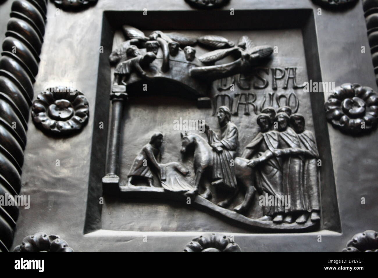 Détail de portes en bronze avec des scènes de l'ancien et le Nouveau Testament en relief. Fait à l'ordre de Saint Bernward, et créé par lui en 1015 à l'église St-Michel, Hildesheim. Ils ont depuis pris de la cathédrale par son successeur. Banque D'Images