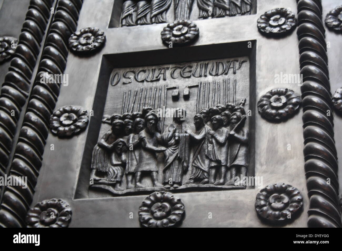Détail de portes en bronze avec des scènes de l'ancien et le Nouveau Testament en relief. Fait à l'ordre de Saint Bernward, et créé par lui en 1015 à l'église St-Michel, Hildesheim. Ils ont depuis pris de la cathédrale par son successeur. Banque D'Images