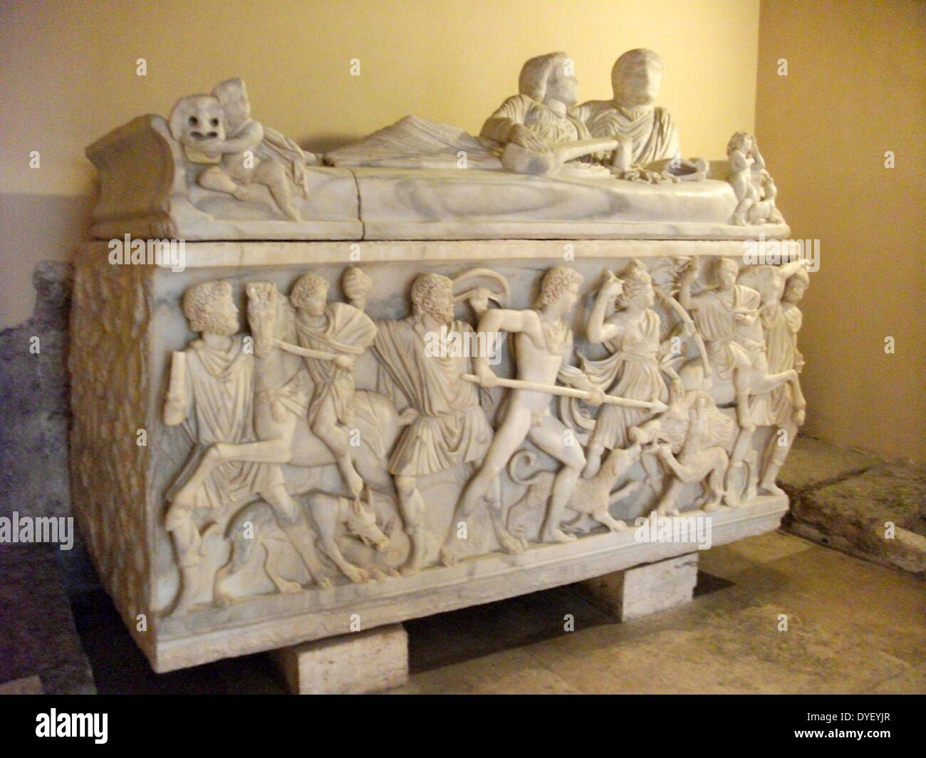 Sarcophage romain représentant des scènes de la chasse au sanglier Calydonian. Fabriqué à partir de marbre. Proconnesian Le couvercle dispose d'une couple d'inclinaison. Au musée du Capitole. Aux environs de 1re, 3e siècle AD. Banque D'Images