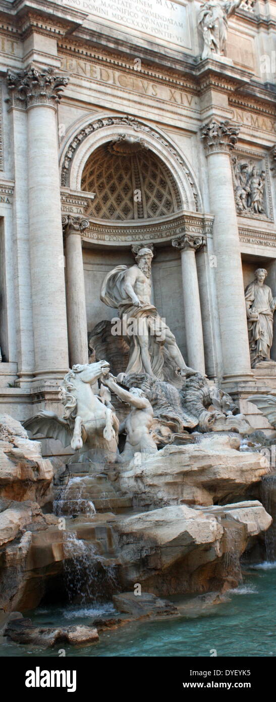 La fontaine de Trevi, situé à Rome, Italie. Entre 1732-1762 AD. Conçu par Nicola Salvi, et achevé par Giuseppe Pannini. C'est la plus grande fontaine baroque à Rome et l'une des plus célèbres fontaines dans le monde entier. Banque D'Images