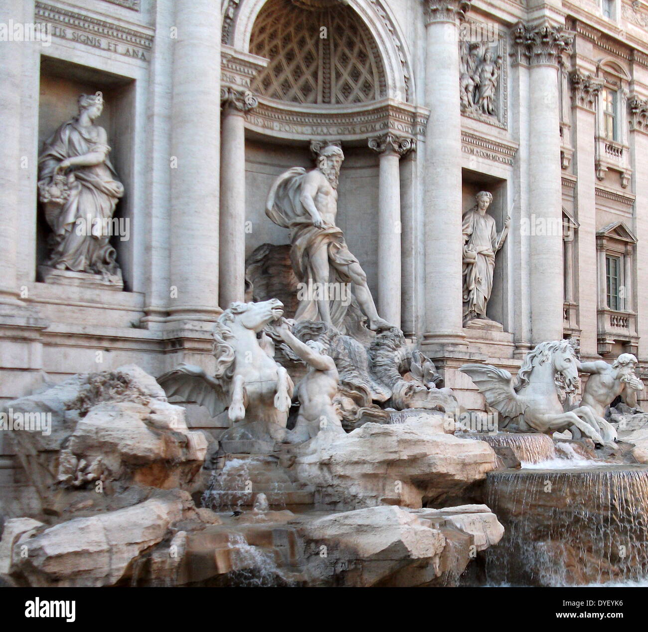 La fontaine de Trevi, situé à Rome, Italie. Entre 1732-1762 AD. Conçu par Nicola Salvi, et achevé par Giuseppe Pannini. C'est la plus grande fontaine baroque à Rome et l'une des plus célèbres fontaines dans le monde entier. Banque D'Images
