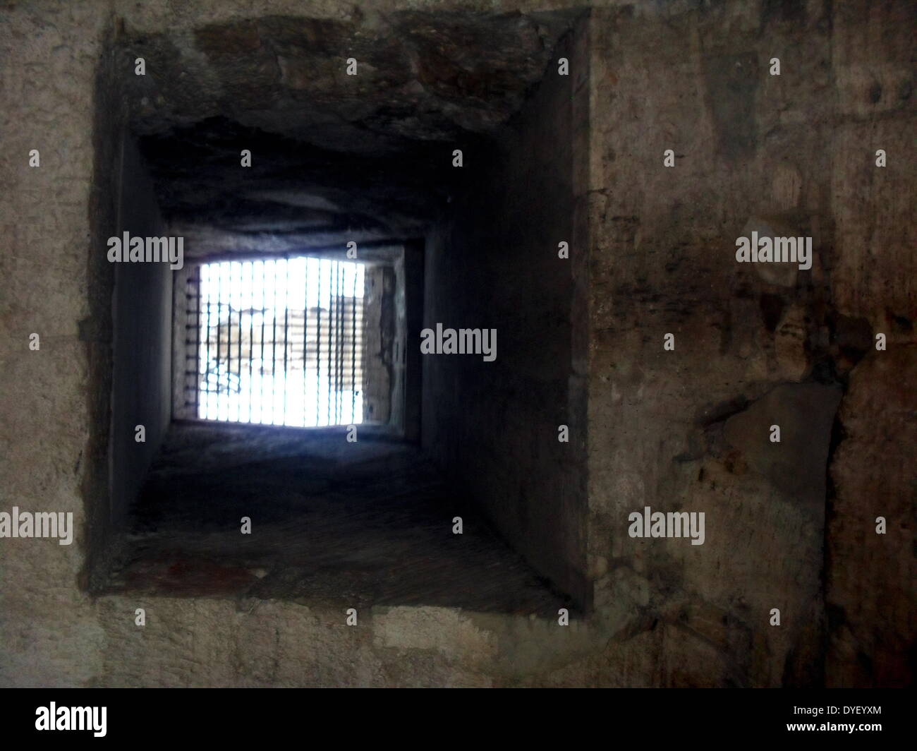 Décoration de la zone entourant le château Sant'Angelo et le Ponte Sant'Angelo à Rome, Italie. De nombreux détails architecturaux et sculpturaux décoratifs ornent la longueur du pont, ainsi que la région environnante et le Castel Sant'Angelo. Cette image montre une fenêtre carrée de l'intérieur. Banque D'Images