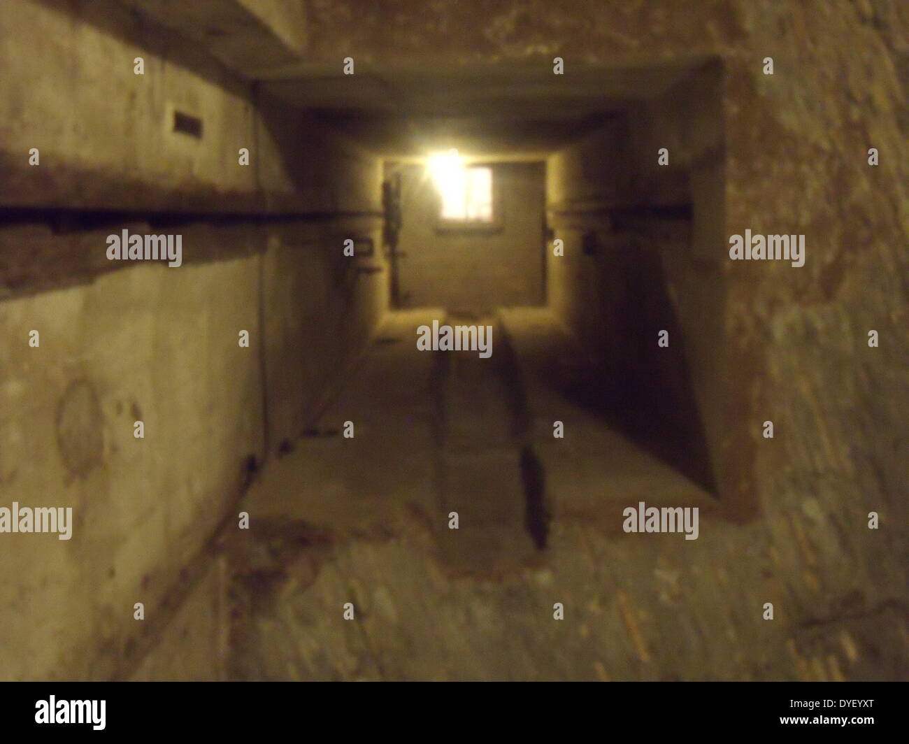 Décoration de la zone entourant le château Sant'Angelo et le Ponte Sant'Angelo à Rome, Italie. De nombreux détails architecturaux et sculpturaux décoratifs ornent la longueur du pont, ainsi que la région environnante et le Castel Sant'Angelo. Cette image montre un tunnel carré. Banque D'Images