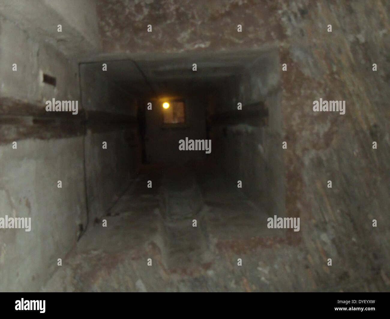 Décoration de la zone entourant le château Sant'Angelo et le Ponte Sant'Angelo à Rome, Italie. De nombreux détails architecturaux et sculpturaux décoratifs ornent la longueur du pont, ainsi que la région environnante et le Castel Sant'Angelo. Cette image montre un tunnel carré. Banque D'Images