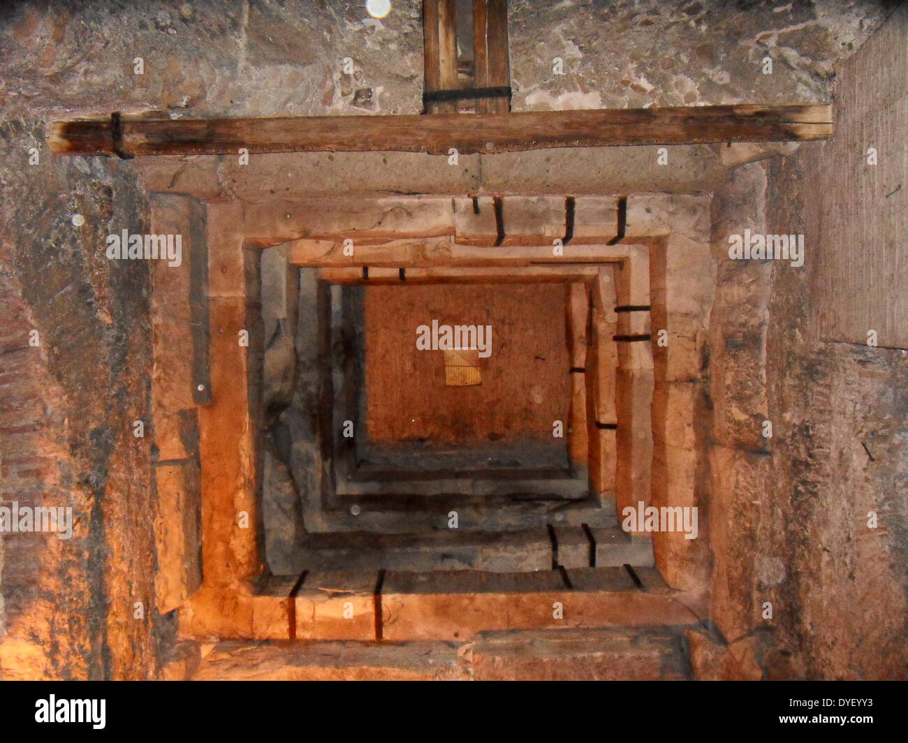 Décoration de la zone entourant le château Sant'Angelo et le Ponte Sant'Angelo à Rome, Italie. De nombreux détails architecturaux et sculpturaux décoratifs ornent la longueur du pont, ainsi que la région environnante et le Castel Sant'Angelo. Cette image montre un tunnel carré. Banque D'Images