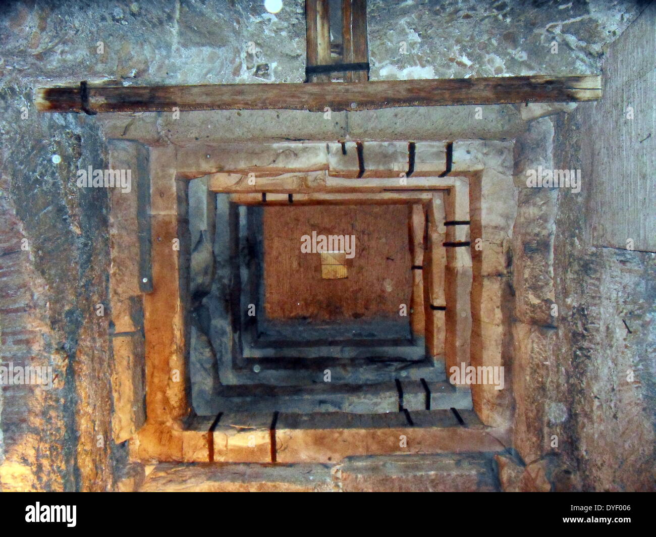 Décoration de la zone entourant le château Sant'Angelo et le Ponte Sant'Angelo à Rome, Italie. De nombreux détails architecturaux et sculpturaux décoratifs ornent la longueur du pont, ainsi que la région environnante et le Castel Sant'Angelo. Cette image montre un tunnel carré. Banque D'Images