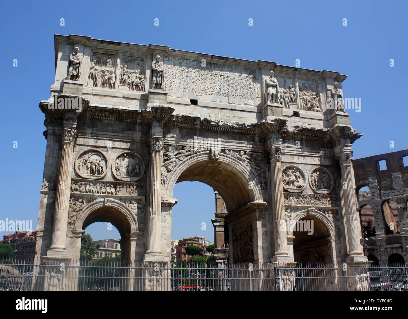 L'Arc de Constantin, une victoire triomphale, ou arch dans Rome. Elle se place entre le Colisée et le Palatin. Il commémore la victoire de l'empereur Constantin lors de la bataille de pont Milvius au début 4e siècle AD. Elle a été consacrée en 315 AD et dispose de reliefs/frises, de documenter et d'empereurs précédents chiffres victoire. Banque D'Images