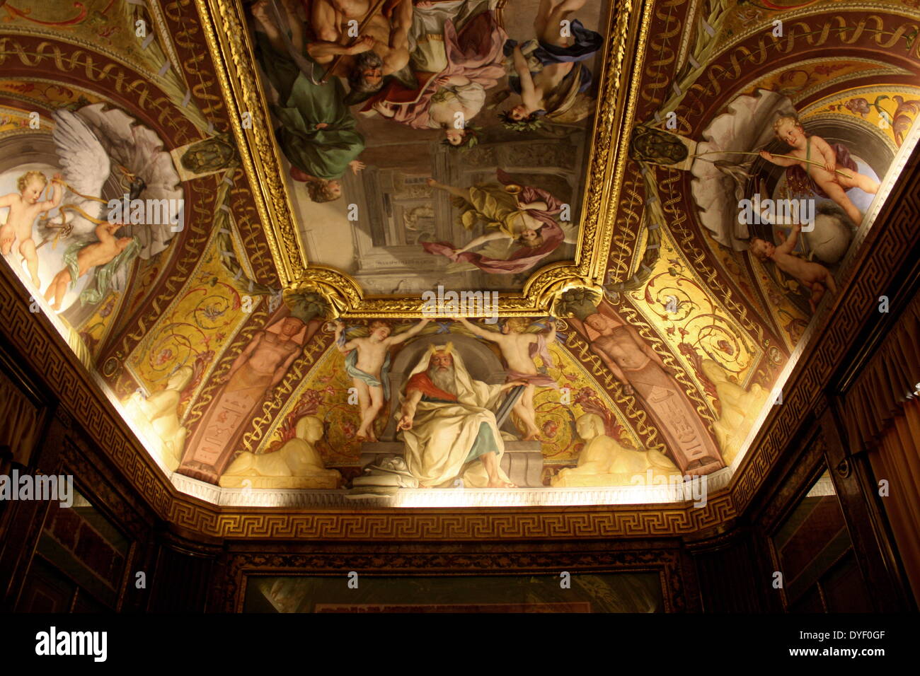 Détail des Musées du Vatican, une immense collection de chefs-d'œuvre de la Renaissance classique, etc. fondée au début du xvie siècle par le Pape Jules II, ils sont considérés comme certains des plus grands musées du monde. Cette image montre une partie du superbe plafond peint. Banque D'Images