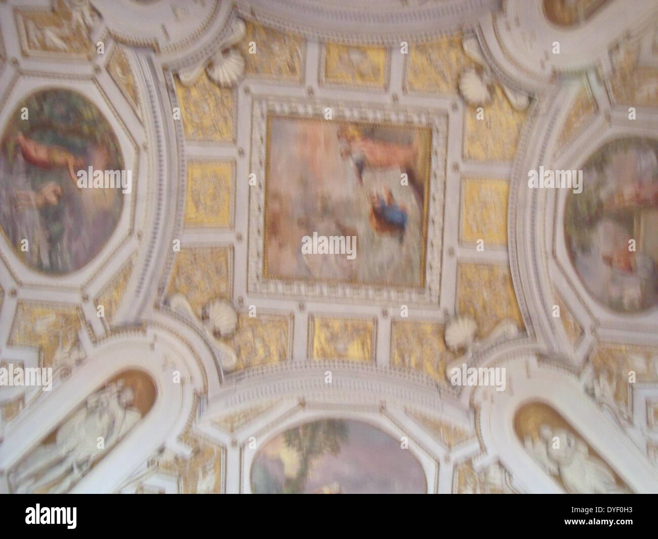 Détail des Musées du Vatican, une immense collection de chefs-d'œuvre de la Renaissance classique, etc. fondée au début du xvie siècle par le Pape Jules II, ils sont considérés comme certains des plus grands musées du monde. Cette image montre une partie du superbe plafond peint. Banque D'Images