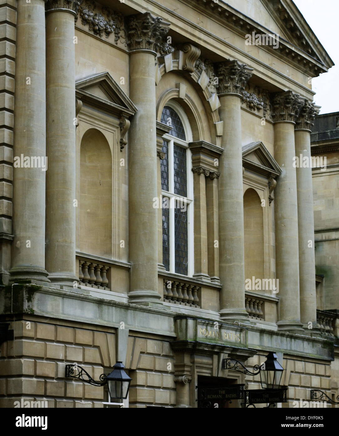 L'entrée de l'abbaye de Bath, également connu sous le nom de l'église de l'abbaye de Saint Pierre et Saint Paul. L'un des plus importants exemples d'architecture gothique perpendiculaire à l'ouest du pays. Dans la ville romaine de Bath, dans le Somerset, Angleterre. À l'origine fondée au 7ème siècle, reconstruite au 12e et 16e siècles, et un important travail de restauration a été réalisée dans les années 1860 par Sir George Gilbert Scott. Banque D'Images