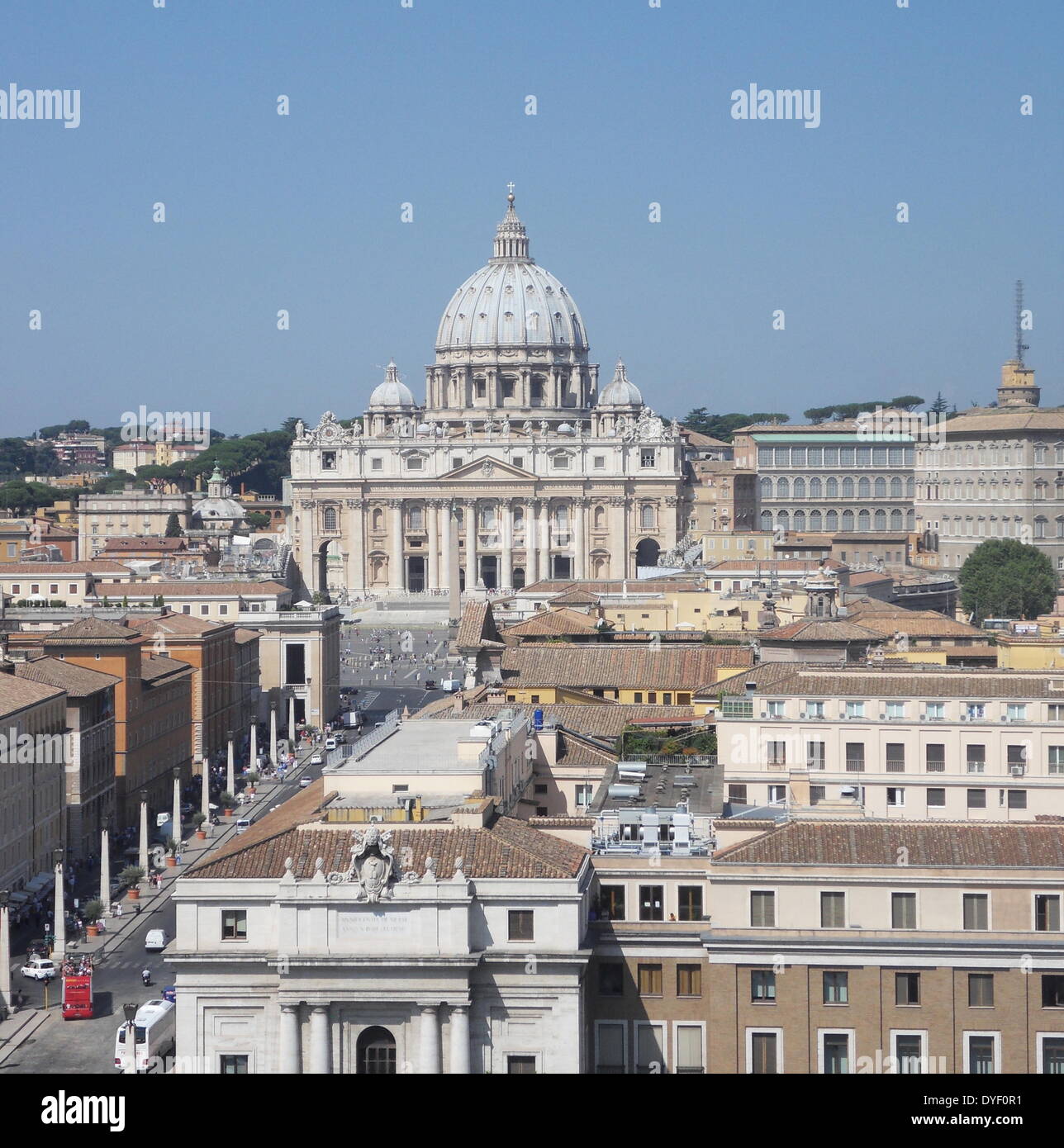 La Place Saint Pierre ou la Piazza San Pietro, une grande place publique qui se trouve en face de la Basilique St Pierre dans la Cité du Vatican, Italie. Placé dans le centre est un 4 000 ans obélisque égyptien, qui était il y a des endroits en 1568. La place a été conçu par Gian Lorenzo Bernini, presque 100 ans plus tard. La place possède également 2 fontaines en granit de contrepartie, construit par Carlo Maderno autour de 1613 et Bernini en 1675. Banque D'Images