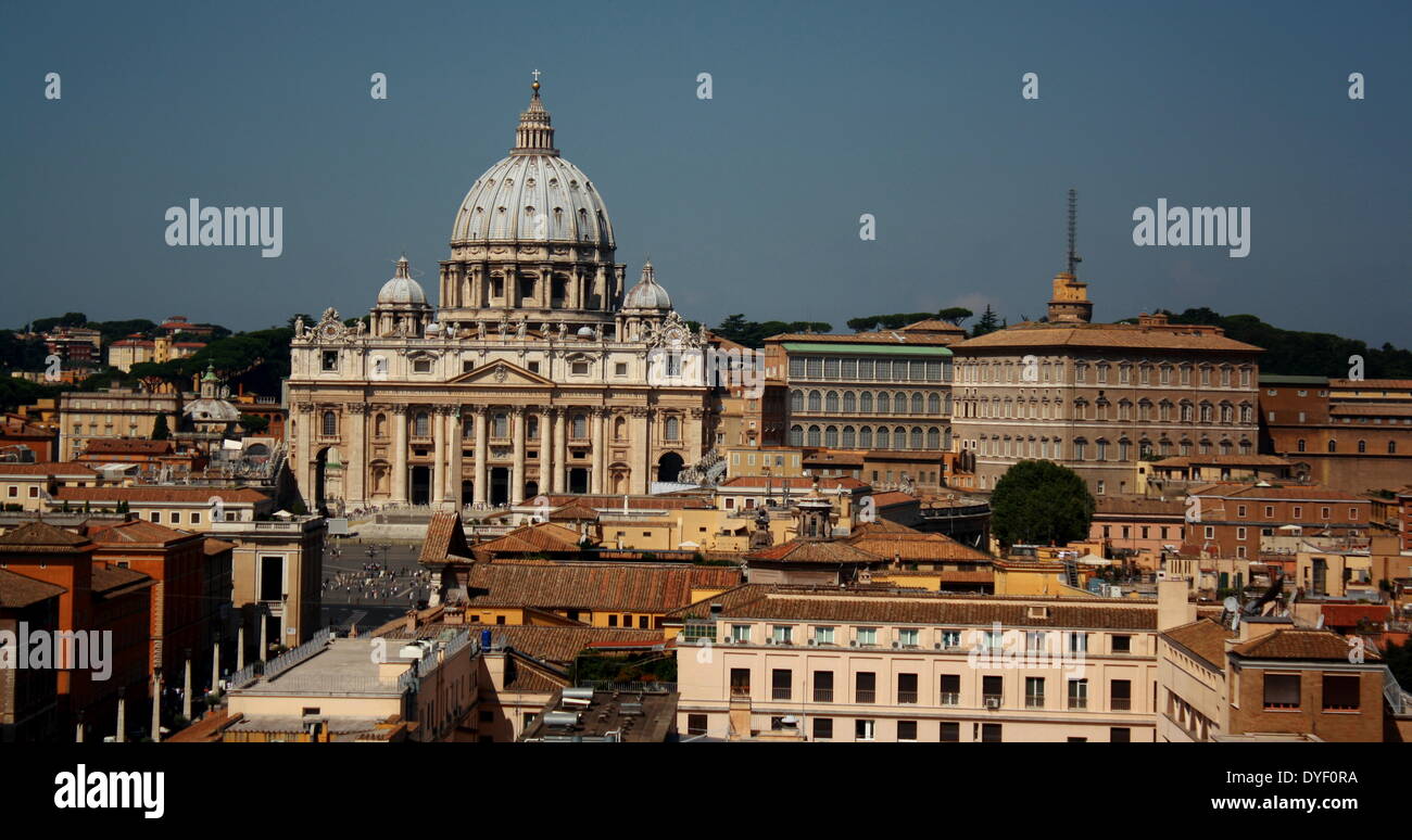 La Basilique St Pierre dans la Cité du Vatican, Italie. L'église est la plus célèbre œuvre de l'architecture de la Renaissance, et a été conçu par Donato Bramante, Michel-Ange, Carlo Maderno et Gian Lorenzo Bernini. La basilique est d'origine à partir de la 4ème ANNONCE de siècle, mais la conception actuelle a été achevée en 1626. Banque D'Images