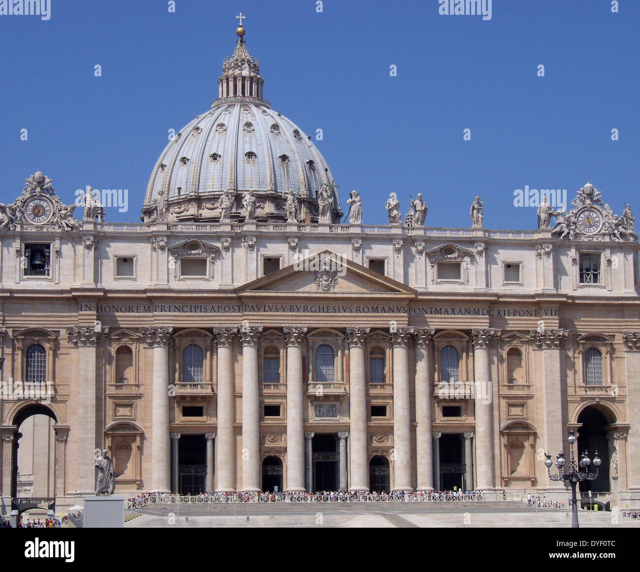 La Basilique St Pierre dans la Cité du Vatican, Italie. L'église est la plus célèbre œuvre de l'architecture de la Renaissance, et a été conçu par Donato Bramante, Michel-Ange, Carlo Maderno et Gian Lorenzo Bernini. La basilique est d'origine à partir de la 4ème ANNONCE de siècle, mais la conception actuelle a été achevée en 1626. Banque D'Images