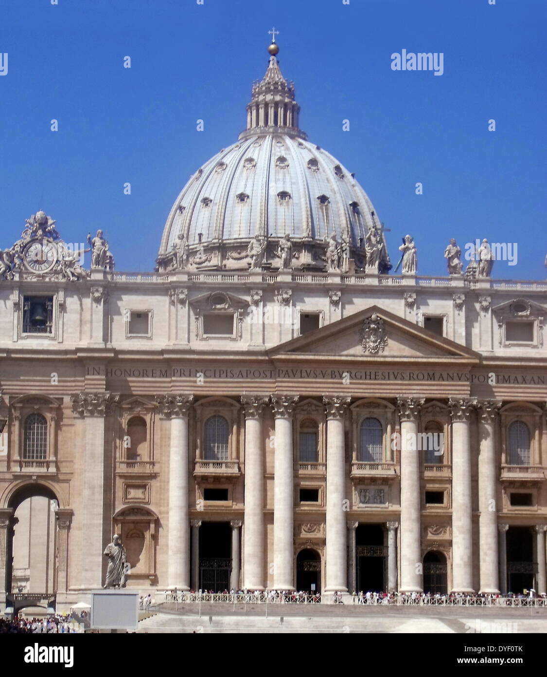 La Basilique St Pierre dans la Cité du Vatican, Italie. L'église est la plus célèbre œuvre de l'architecture de la Renaissance, et a été conçu par Donato Bramante, Michel-Ange, Carlo Maderno et Gian Lorenzo Bernini. La basilique est d'origine à partir de la 4ème ANNONCE de siècle, mais la conception actuelle a été achevée en 1626. Banque D'Images