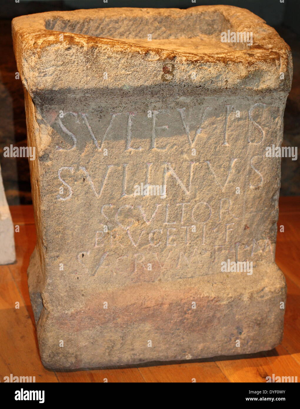 Une base de pierre d'une statue trouvée dans la cour du Temple à Aquae Sulis. Dans la ville romaine de Bath, en Angleterre. Par Sulinus dédié. 1re, 3e siècle AD. Banque D'Images