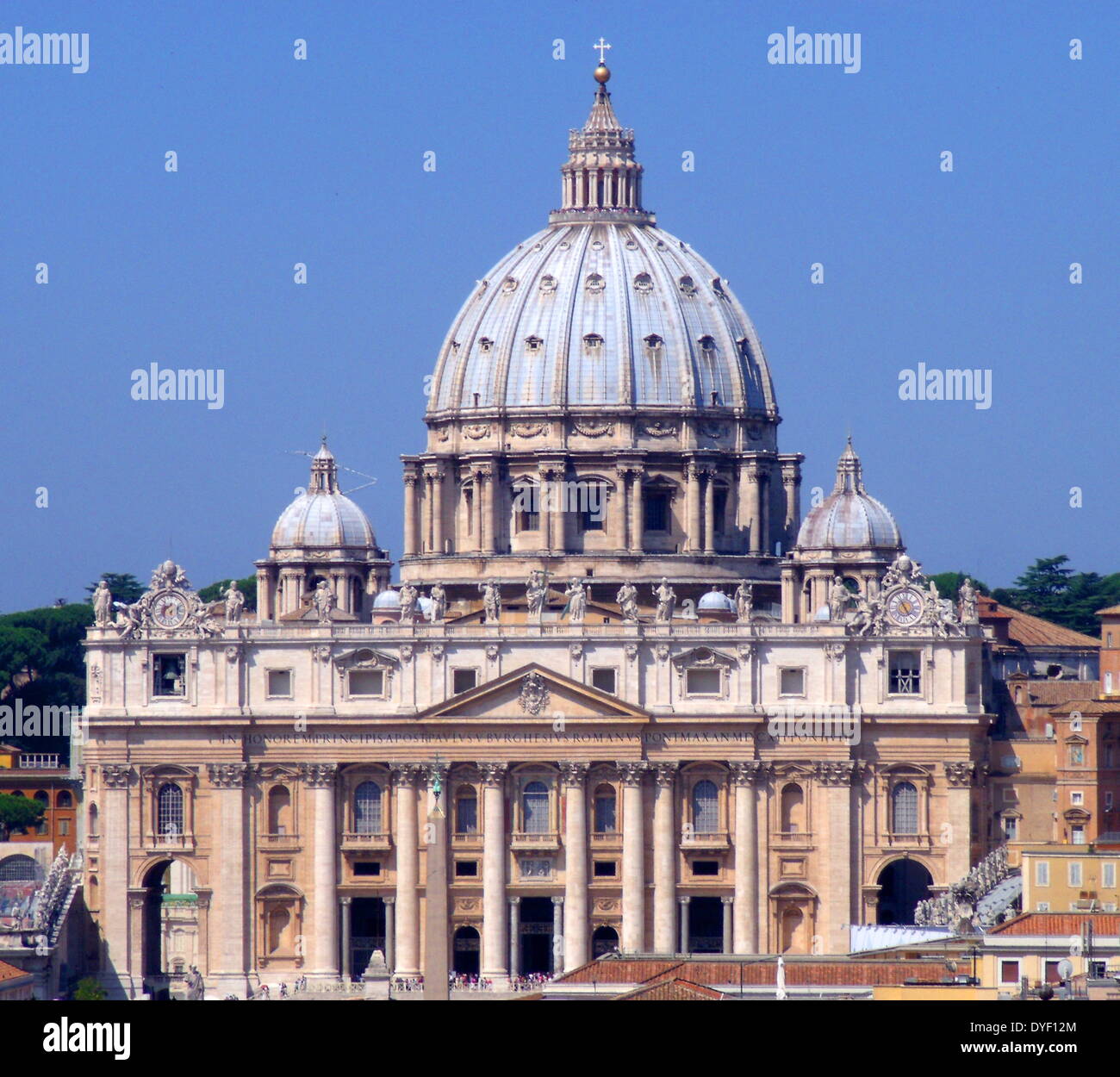 La Basilique St Pierre dans la Cité du Vatican, Italie. L'église est la plus célèbre œuvre de l'architecture de la Renaissance, et a été conçu par Donato Bramante, Michel-Ange, Carlo Maderno et Gian Lorenzo Bernini. La basilique est d'origine à partir de la 4ème ANNONCE de siècle, mais la conception actuelle a été achevée en 1626. Banque D'Images