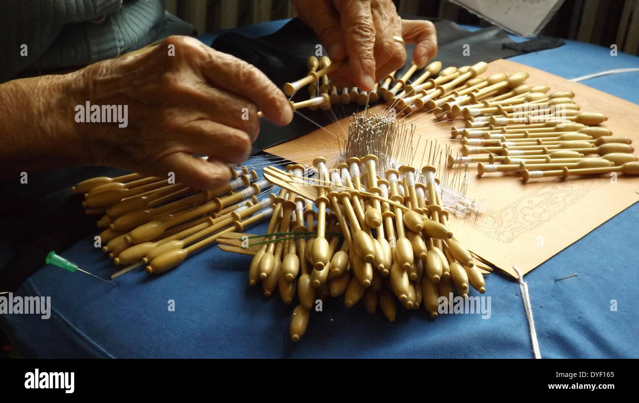 Dentelle de Bruges, 2014. La complexité des modèles de dentelle en Belgique sont inégalées dans tout autre pays. Le commerce de la dentelle rose au début de la Renaissance. L'Empereur Charles V a décrété que la dentelle doit être une compétence obligatoire pour les filles dans les couvents et béguine dans toute la Flandre. La dentelle est devenue à la mode sur les colliers et manchettes pour les deux sexes. Le commerce a atteint un sommet au 18e siècle. Dentellières sont traditionnellement les femmes. Des centaines de femmes artisans travaillent encore dans Bruges et Bruxelles, les centres de la dentelle, la création de travaux complexes à la main, souvent à l'aide de plus de 100 fils par canette. Banque D'Images