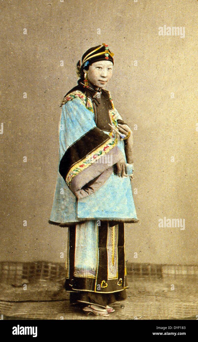 Des portraits en studio d'une femme chinoise en vêtements traditionnels par John Thomson, 1837-1921, photographe, Publication : [entre 1870 et 1872] Banque D'Images