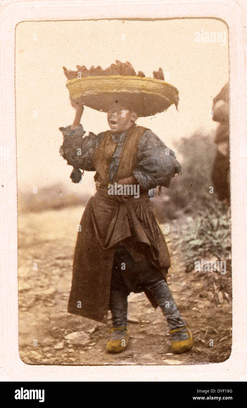 Portraits d'un homme chinois vendant des légumes, par John Thomson 1837-1921, photographe. Publié entre 1870 et 1872 Banque D'Images