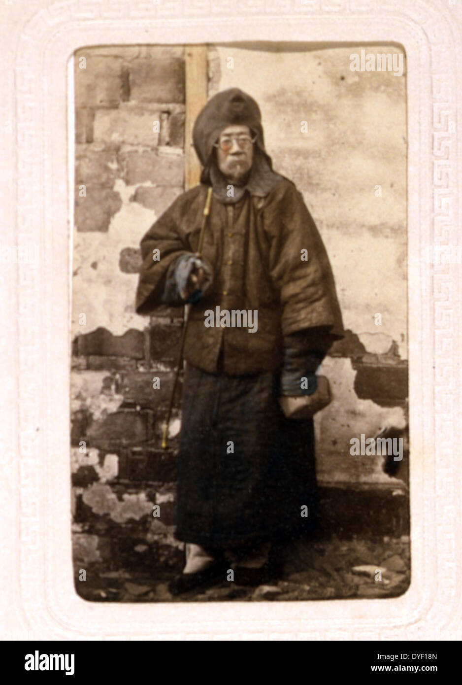 Portraits de Chinois un homme âgé portant des lunettes par John Thomson, 1837-1921, photographe. Publié entre 1870 et 1872 Banque D'Images