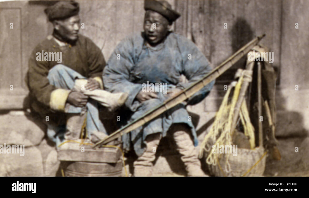 Les vendeurs de rue chinois avec dans une rue par John Thomson, 1837-1921, photographe. Publié entre 1870 et 1872 Banque D'Images