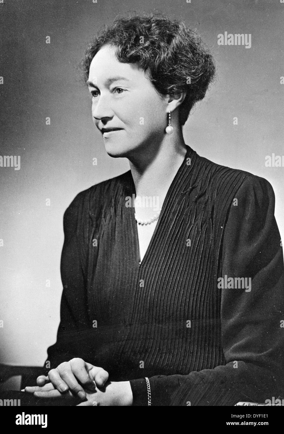 Le Sourire De La Grande Duchesse Scan Grand duchess charlotte of luxembourg Banque d'images noir et blanc - Alamy