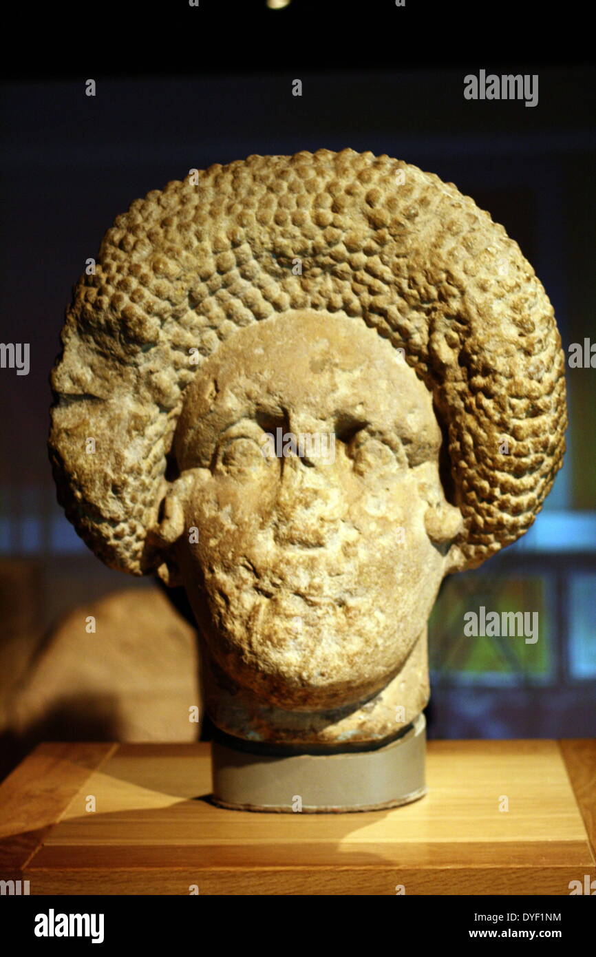 Tête sculptée d'une dame. La tombe la plus probable pour une femme décoration de la richesse. la coiffure annonces comme plus tard 1er siècle de notre ère. Roman. Banque D'Images