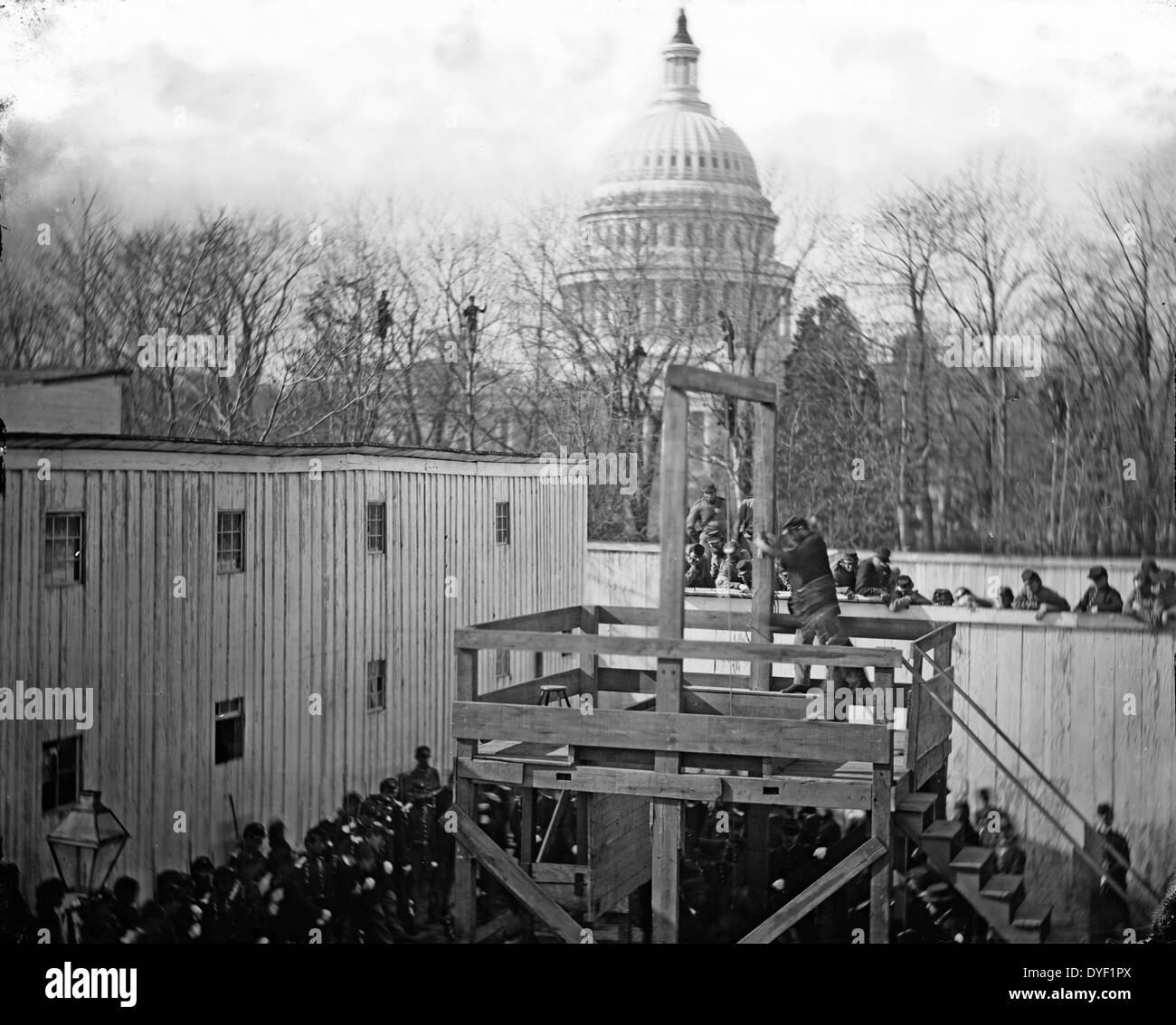 Washington, D.C. Soldat jaillissant le piège pour l'exécution du capitaine Henry Wirz, novembre 1865. Heinrich Hartmann Wirz mieux connu sous le nom de Henry Wirz (Novembre 25, 1823 - Novembre 10, 1865) était un Suisse officier confédéré de la guerre civile américaine. Il est mieux connu pour son commandement du camp Sumter, le camp de prisonniers de guerre confédérés près d'Andersonville, en Géorgie, il a été jugé et exécuté après la guerre pour complot et meurtre relatives à son commandement du camp. Banque D'Images