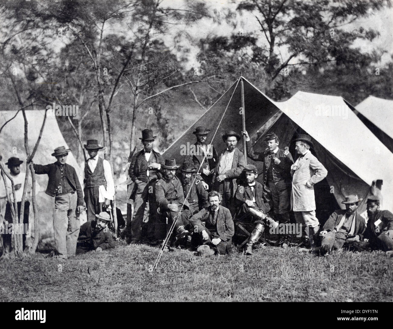 Les incidents de la guerre, groupe à l'Administration centrale du ministère des Services Secrets, de l'armée du Potomac, Antietam, octobre 1862. Photographie présente quatorze hommes, dont Allan et William Pinkerton, et plusieurs officiers de l'Armée de l'Union posées devant une tente. Banque D'Images