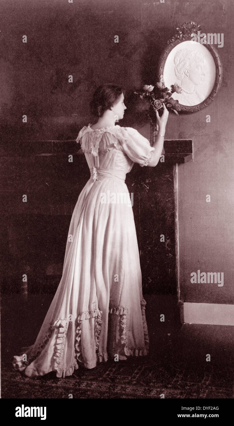Helen Keller 1880-1968, portrait en pied, debout à cheminée avec des fleurs sur le manteau de la c1907. Helen Adams Keller, auteur américain, activiste politique, et conférencier. Elle a été la première personne sourds, aveugles à gagner d'une licence. L'histoire de la façon dont l'enseignant de Keller, Anne Sullivan, sortit de l'isolement imposé par une quasi absence totale de la langue, permettant à la jeune fille de s'épanouir comme elle l'a appris à communiquer, est devenu largement connu à travers les représentations de la pièce dramatique et du film Miracle en Alabama. Son anniversaire le 27 juin est commémoré comme Journée Helen Keller aux États-Unis. Banque D'Images