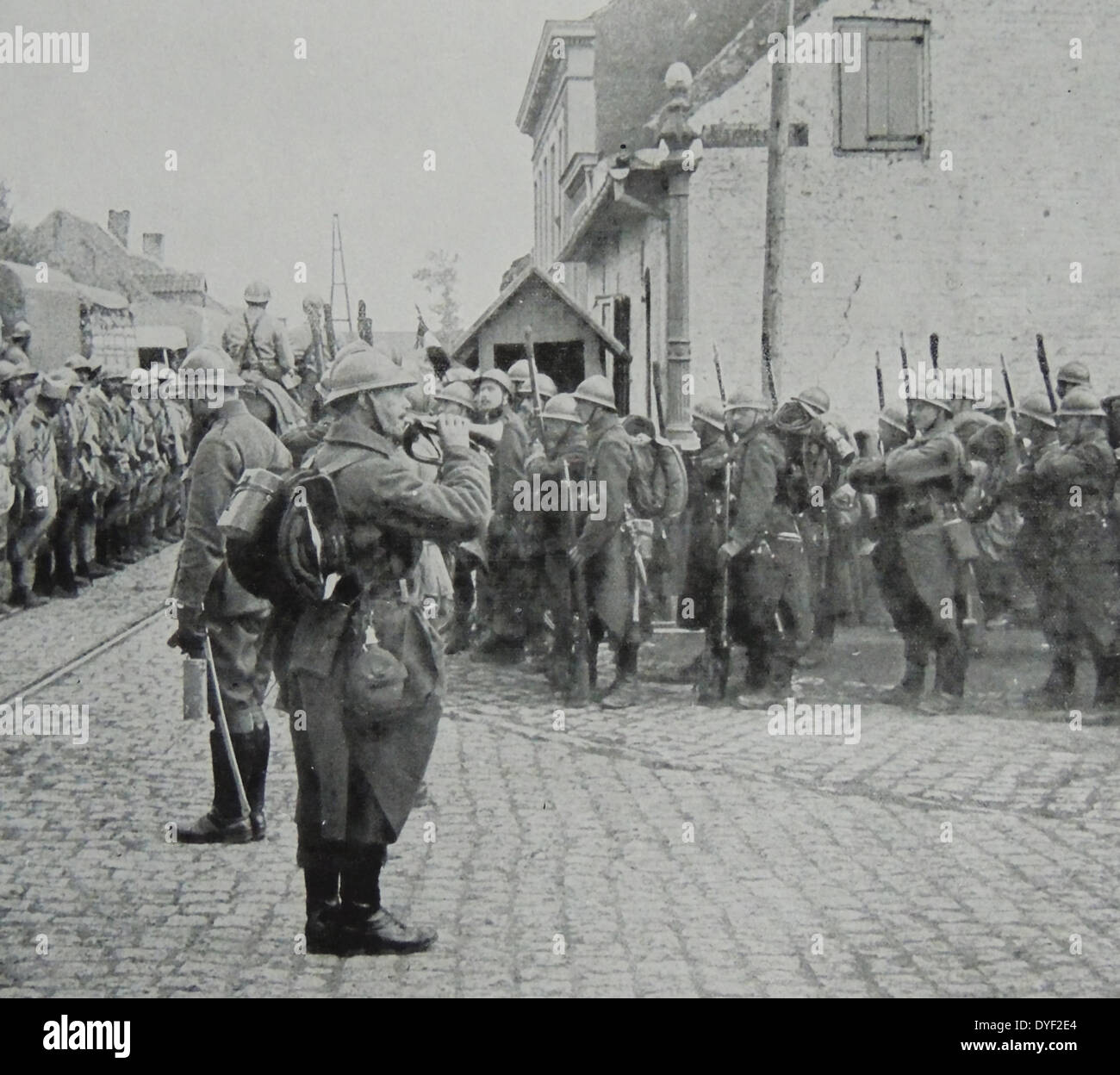 Les troupes françaises soulager forces belges à un village de Flandre, pendant la Première Guerre mondiale. 1917 Banque D'Images