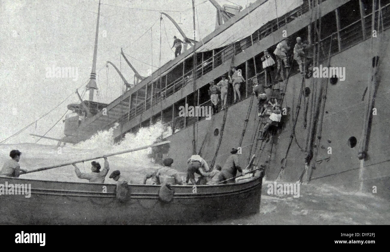 Le paquebot français Sontay naufrage en Méditerranée après avoir été torpillé par un sous-marin allemand, au cours de la Première Guerre mondiale, avec les passagers et l'équipage s'échapper dans les canots de sauvetage. 16 avril 1917 Banque D'Images