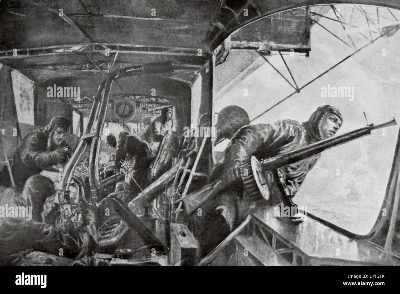 D'équipage à bord d'un dirigeable Zeppelin allemand allant au combat pendant la première guerre mondiale, 1917 Banque D'Images