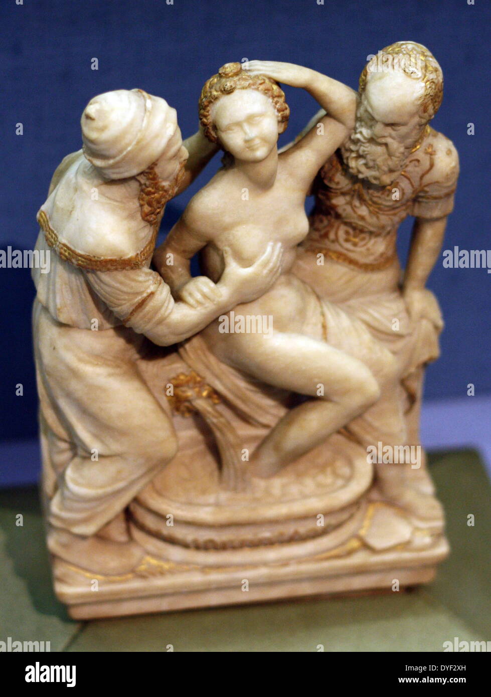 Suzanna et les anciens, sculpture en albâtre avec dorure. Aux environs de 16e siècle, à partir de l'école flamande. Illustrant une scène du livre des Apocryphes dans la Bible, dans laquelle deux anciens tente d'imposer eux-mêmes sur une femme, baignade et son chantage. Banque D'Images